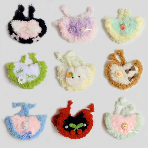 Bavoir en tricot pour animaux de compagnie en polyester fait à la main, style dessin animé mignon, motif floral, peluche confortable, accessoires pour poupées - Product Image 2