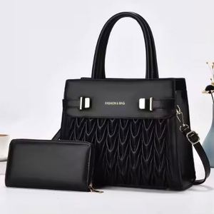 Sac bandoulière pour femme personnalisé avec logo, chaîne et pendentif, fabriqué en papier kraft lavable - Product Image 2