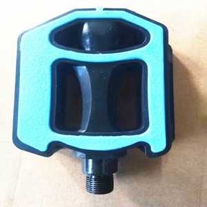 Pedales de plataforma para bicicleta de montaña con rodamientos de bolas, antideslizantes, de plástico, en gris, azul y rojo, para bicicletas de montaña Q 031 - Product Image 1