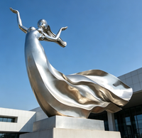 Sculpture moderne en acier inoxydable d'une silhouette avec des rubans fluides ; Pièce d'art métallique finition miroir pour les halls d'hôtels