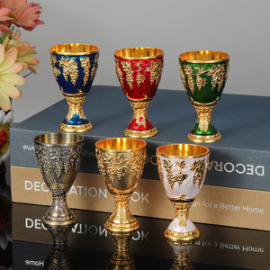 <span class=keywords><strong>Gravure</strong></span> <span class=keywords><strong>sur</strong></span> <span class=keywords><strong>verre</strong></span> de référence de ménage de petite taille de luxe de style européen fabriqué en gros gobelet en <span class=keywords><strong>verre</strong></span> à <span class=keywords><strong>vin</strong></span> blanc en métal - Product Image 1