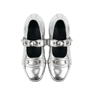 Bailarinas Mary Jane de PU metalizado estilo punk Y2K con punta redonda, tachuelas cilíndricas y correa con hebilla, ideales par - Product Image 2
