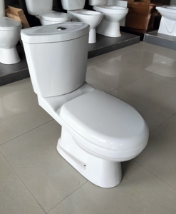 Inodoro de dos piezas con sifón en P y descarga moderna para baño - Product Image 2