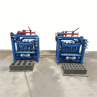 Petite machine à fabriquer des briques en béton produisant différents types de briques, utilisant un moteur électrique ou diesel pour la construction.