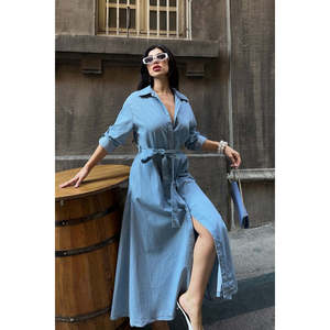 Vestido camisero midi de mezclilla con cuello vuelto, estilo cruzado y lazo, en tono oscuro liso, transpirable, para mujer. - Product Image 3