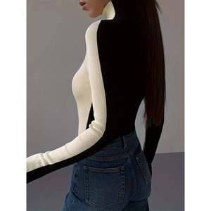 Pull à col montant bicolore noir et blanc pour femmes - Product Image 4