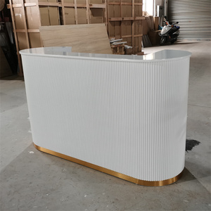 Comptoir de caisse moderne et simple pour entreprise, idéal pour la réception, les salons de beauté, les magasins de vêtements, les restaurants et les bars, avec espace pour caisse enregistreuse en coin. - Product Image 1