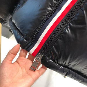 جاكيت شتوي منفوخ فاخر للرجال والنساء من علامة تجارية للأزياء الراقية، معطف دافئ بغطاء للرأس محشو بريش البط الأبيض، جاكيت لامع باللون الأسود - Product Image 3