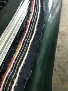 Machine à grande vitesse utilisée pour le poinçonnage à l'aiguille et le traitement jacquard des tissus de vêtements en denim