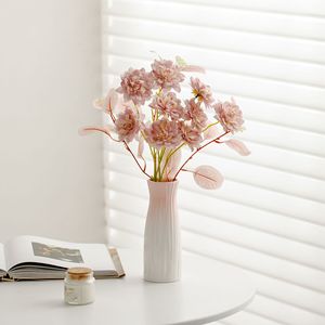 Vase en céramique dégradé rose clair avec une touche de luxe subtile pour la décoration de salon, de bureau ou pour l'affichage de fleurs artificielles - Product Image 4