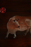 Lukisan Layar Lima Banteng Ukiran Tangan dari Kayu Cendana Tua dengan Warna Kontras dan Pola Bunga Burma yang Dekoratif