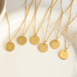 Collar minimalista de acero inoxidable para mujer, colgante de oro de 18K con inicial de A-Z grabada con 26 letras, disco con alfabeto redondo - Product Image 2