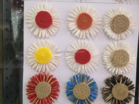 Fleurs de raphia faites à la main personnalisées d'usine beaux patchs de fleurs de raphia pour vêtement de sac à chapeau, autocollant d'applique tissé