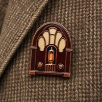Broches personnalisées en émail dur en gros, badges de revers radio vintage, broches métalliques pour cadeaux rétro-technologiques – Fabricant