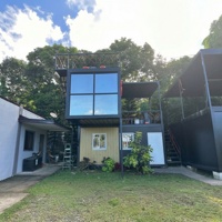 Maison préfabriquée modulaire à haute durabilité et au design créatif unique, idéale pour les espaces commerciaux, de bureau ou les lieux de réputation en ligne.