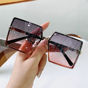 Vente en gros de lunettes de soleil à lentille filigrane carré<span class=keywords><strong>e</strong></span> grande monture à la mode lunettes de soleil de luxe design de marque pour femmes <span class=keywords><strong>2023</strong></span> - Product Image 5