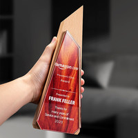 Trophée en cristal gravé sur mesure en bois massif avec impression couleur marbre pour les employés exceptionnels