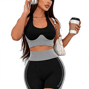 Conjunto Deportivo de Yoga con Top Deportivo Negro a Rayas y Pantalones Cortos de Cintura Alta, Transpirable, con Detalles en Malla en Contraste, Sin Costuras - Product Image 1