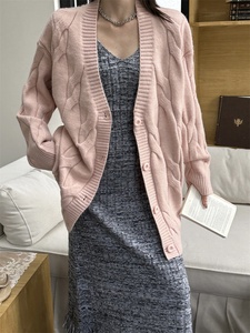 Cổ Điển Mùa Đông Lớn Chiên Bột Xoắn Nút Áo Len Áo V Cổ Cardigan Giản Dị Lười Biếng Phong Cách Hàng Đầu Phụ Nữ Lỏng Vừa Chiều Dài - Product Image 5