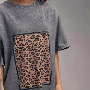 เสื้อยืดผู้หญิงสไตล์วินเทจ พิมพ์ลายโลโก้ตามสั่ง ผ้าฝ้าย 100% ทรงหลวม ไซส์พลัส ตกแต่งบริเวณไหล่ พิมพ์ลายด้วยเทคนิคซิลค์สกรีน - Product Image 4