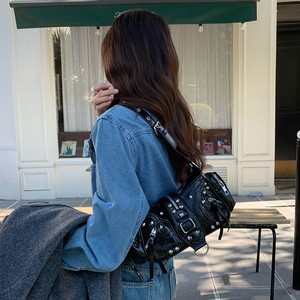 Sac bandoulière noir clouté pour femme avec fermeture éclair et sangle réglable – Collection Automne 2025 - Product Image 3