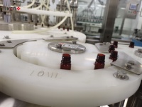 Machines de remplissage robotisées pour sirop de sucre contre la toux Machine de remplissage et de scellement d'ampoules de sirop de flacons