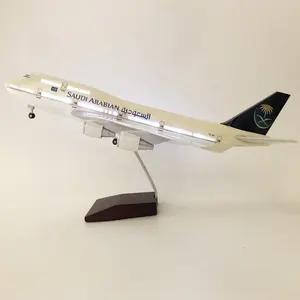 Menerima OEM 47CM Model Kerajinan Resin Arab Saudi B747-400 dengan Lampu LED Desktop dan Dekorasi Rumah Model Pesawat