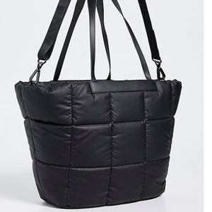 Grand sac fourre-tout noir en nylon imperméable pour femme, personnalisé, avec plusieurs poches, matelassé, poignée mate, fermeture éclair, idéal pour tous les voyages - Product Image 4