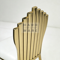 Chaises de luxe en acier inoxydable avec dossier ventilé à rayures verticales dorées et revêtement en PU blanc pour extérieur, salon, événements, banquets et mariages