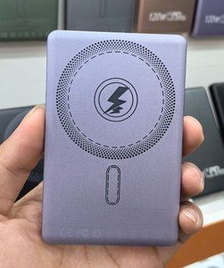 Batterie externe ultra-fine sans fil 20W à charge rapide en alliage d'aluminium magnétique Li-Polymère 10000mAh avec écran LED portable technologie GaN - Product Image 6