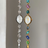 Montre à maillons de perles de style bijoux avec cadran ovale doré pour présentation en boutique