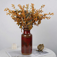 Vente en gros de branche artificielle de Skimmia avec fruits et feuilles d'automne de 56 cm pour la décoration d'hôtels