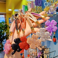 Porte-clés trèfle à quatre feuilles en strass avec sangle tressée en cristal et anneau doré pour femme, cadeau et décoration de voiture