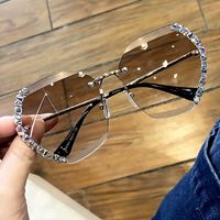 Nouvelles lunettes de soleil tendance à la vente, design polygonal surdimensionné, vintage, UV400, monture en diamant, lunettes de soleil en métal pour filles