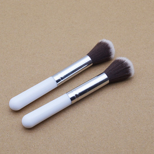 Brocha de Maquillaje Individual Blanca de 3 cm, con Mango de Plástico y Cerdas de Nylon Onduladas, para Rubor e Iluminador - Product Image 1