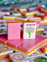 Set Ubin Mahjong Amerika Motif Bunga Pink dengan Alas Pencocokan, Desain Alas Akrilik Empat Lapis, Warna Pencocokan Hasil Gosok Tangan, Hiburan