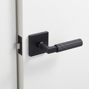 <span class=keywords><strong>Poignée</strong></span> <span class=keywords><strong>de</strong></span> <span class=keywords><strong>porte</strong></span> intérieure <span class=keywords><strong>de</strong></span> luxe <span class=keywords><strong>de</strong></span> haute qualité au design contemporain en <span class=keywords><strong>laiton</strong></span> <span class=keywords><strong>sur</strong></span> rosette carrée pour <span class=keywords><strong>porte</strong></span> <span class=keywords><strong>de</strong></span> passage avec fonction <span class=keywords><strong>de</strong></span> confidentialité - Product Image 1