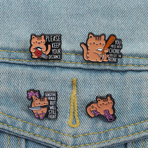 Gatto divertente armato con un coltello pistola motosega Baseball in metallo lettera spilla cappello borsa decorativa in metallo morbido smalto spilla spilla - Product Image 2