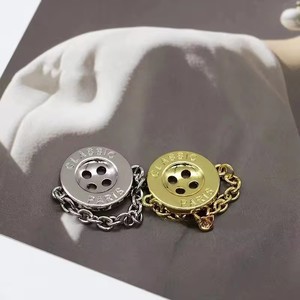 Bottone a 4 fori <span class=keywords><strong>con</strong></span> catena per abbigliamento camicia da uomo e da donna giacca a vento <span class=keywords><strong>con</strong></span> <span class=keywords><strong>bottoni</strong></span> rotondi in lega per incisione a <span class=keywords><strong>bottoni</strong></span> metallici - Product Image 2