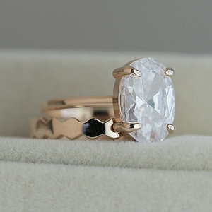 Elegante anello con pietra ovale per donna, design con intarsi scintillanti, gioielli minimalisti alla moda - Product Image 2