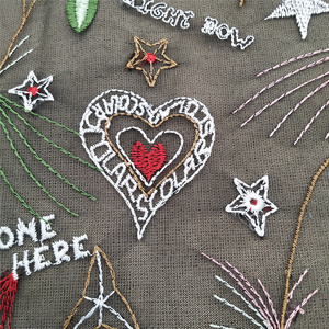 Tela de encaje Premium de diseño caliente 2023 con malla negra y bordado de corazón multicolor - Product Image 2