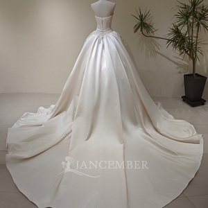 LY134 Robe de mariée moderne et élégante, coupe princesse, à col bateau, avec volants, appliques florales et cristaux, ceinture et traîne chapelle - Product Image 2