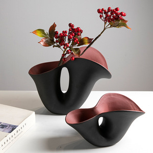 Vase en céramique géométrique noir en forme de trompette Alien pour la décoration intérieure - Product Image 4