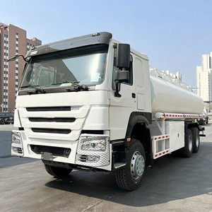 Camion à eau léger chinois 4X2 série Zz1167m4617 5cbm 290hp moteur camion-citerne à eau avec transmission et direction - Product Image 2