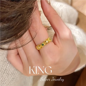 Anillo de plata chapado en oro con esmeralda y diamantes engastados en forma de flor, anillo de moda para mujer. - Product Image 4