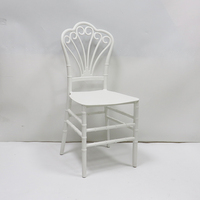 Chaise Chiavari Dorée Événement Tifany, Chaise en Résine Blanche pour Extérieur, Types de Meubles d'Hôtel, Chaise de Mariage en Gros avec Coussins