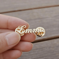 Épinglette personnalisée en or avec monogramme, initiale personnalisée, badge de costume en métal avec double fermoir papillon
