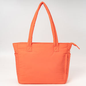 Borsa Tote Oversize Personalizzabile Unisex con Scomparto per Laptop in Nylon - Product Image 1