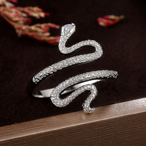 Anello da Donna con Farfalla in Zirconi Micro Pave, Design Classico Unico, Gioiello da Dito Impilabile per Uso Quotidiano, Regalo Versatile - Product Image 4
