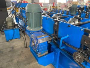 Machine de formage à froid de capuchons de toit fiables, ligne de production d'accessoires de <span class=keywords><strong>toiture</strong></span> métallique flexible <span class=keywords><strong>pour</strong></span> projets de construction - Product Image 3